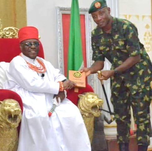 GOC 2 DIVISION PAYS COURTESY VISIT TO OBA OF BENIN….. Promises Army’s Cordial Relationship