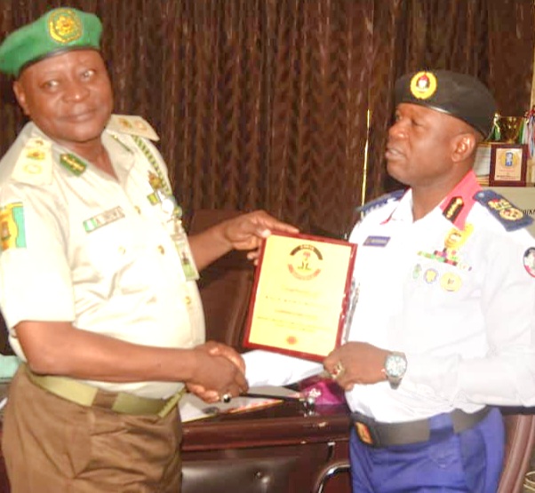 Kwamandan NSCDC Bala Bawa Bodinga Ya Kai Ziyarar Ban Girma Ga Kwamandan Gyaran Hali Na Kano, Ya Nemi Ƙarfafa Haɗin Gwiwa Don Ƙarin Tsaro