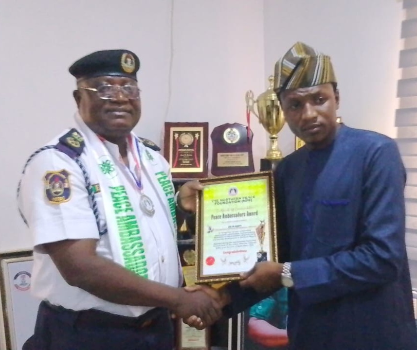 COMMANDANT AJAYI YA SAMU KYAUTAR JAKADAN ZAMAN LAFIYA DAGA CIBIYAR ZAMAN LAFIYA TA AREWA SABODA GUDAUNIYAR CIGABAN AL’UMMA DA KOKARIN SAMUN ZAMAN LAFIYA DA TSARO A JIHAR SOKOTO