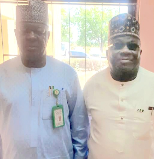 GWAMNAN JIGAWA UMAR NAMADI YA KARɓI WASIKAR NADIN KYAUTAR PEOPLE’S SECURITY MONITOR GRAND AWARD, ZAI MAGANA A TARON A MATSAYIN BAKON GIRMAMAWA
