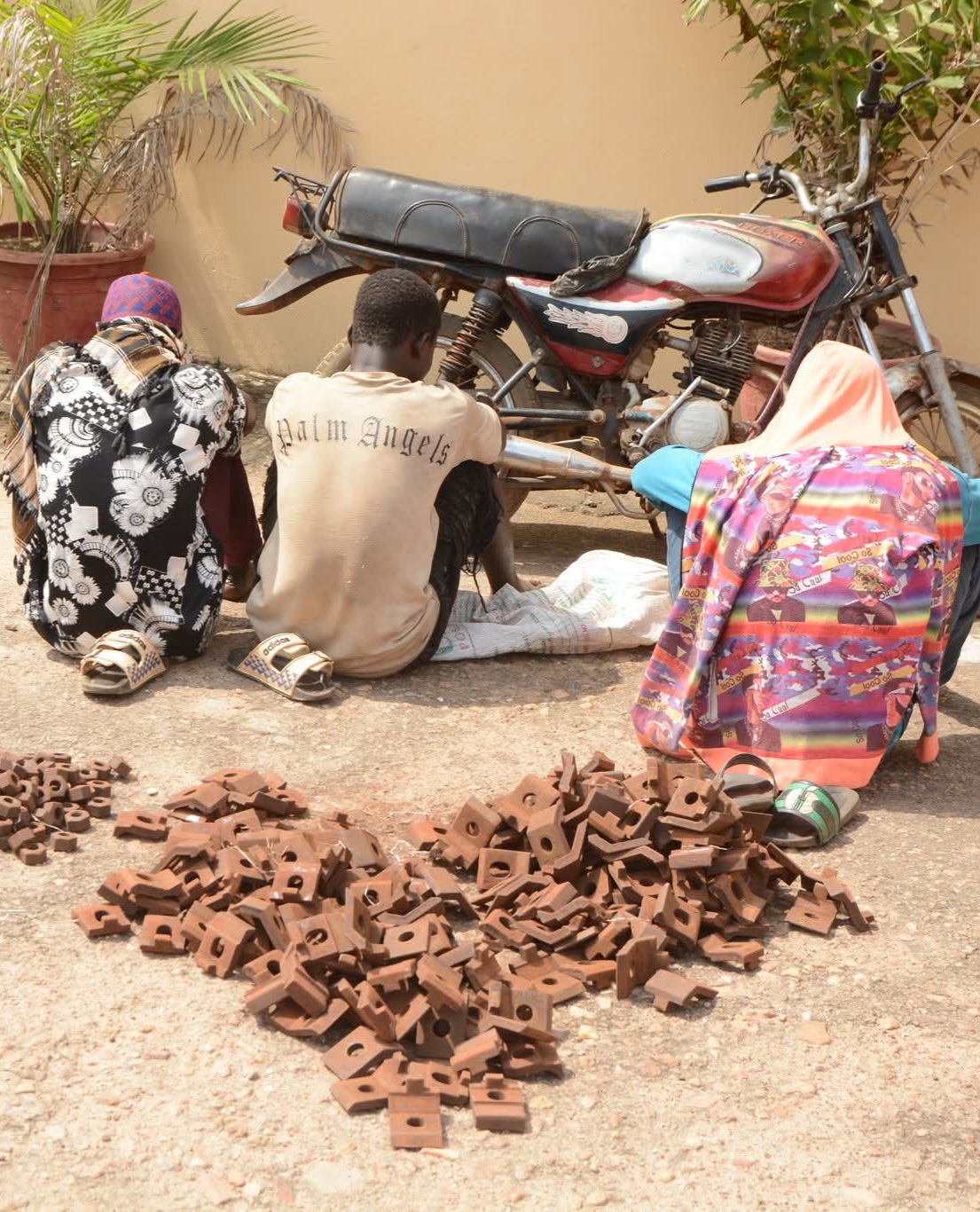 KWARA NSCDC ARRESTS THREE SUSPECTS FOR VANDALISING RAILWAY INFRASTRUCTURE IN OFFA