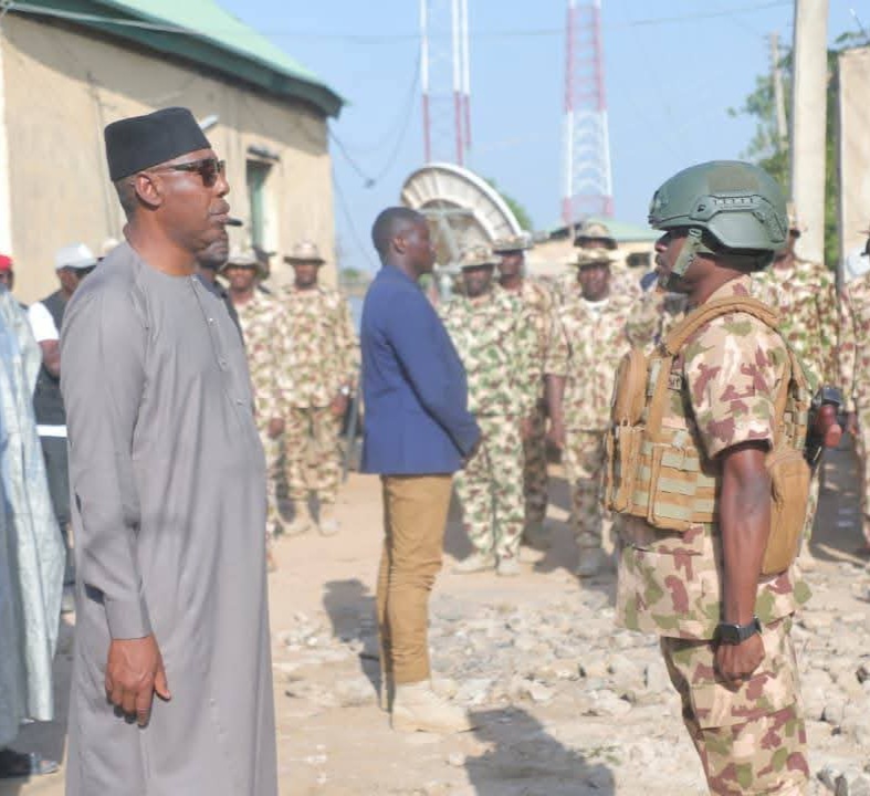 “Muna Tare da Ku”: Gwamna Zulum Ya Karfafa Guiwar Sojoji a Ziyara Damboa